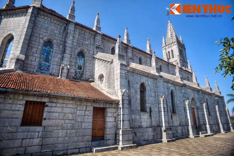 Người Pháp đánh giá nhà thờ Bảo Nham là một trong những nhà thờ độc đáo nhất xứ Đông Dương lúc bấy giờ. Do xây bằng đá, nhà thờ này có mức độ thẩm âm tốt nhất so với các nhà thờ khác ở Việt Nam.