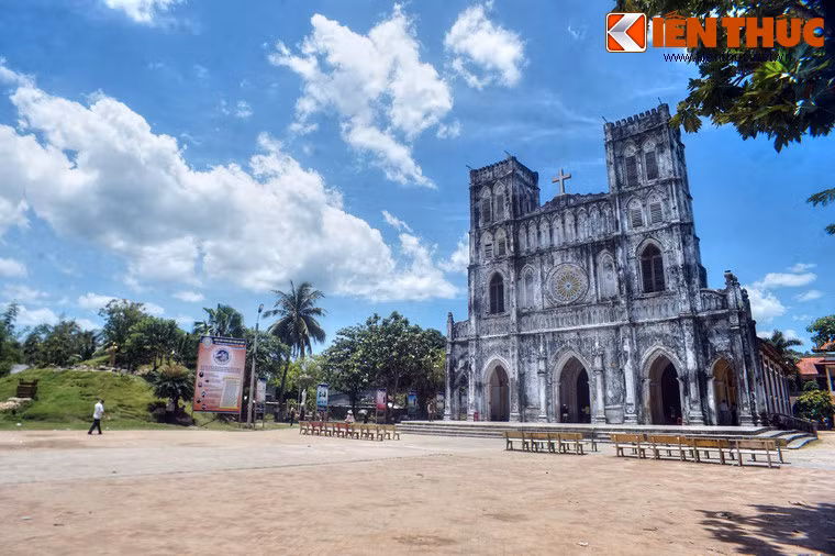 Nhà thờ Mằng Lăng được xây dựng trong một khuôn viên rộng hơn 5.000 m2 có nhiều cây xanh, theo kiến trúc Gothic.