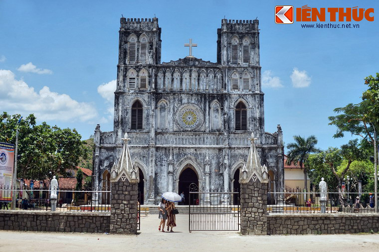 6. Nằm ở xã An Thạch, huyện Tuy An, cách thành phố Tuy Hòa (tỉnh Phú Yên) khoảng 35 km, nhà thờ Mằng Lăng là một trong những nhà thờ lâu đời nhất và nổi tiếng nhất Việt Nam.