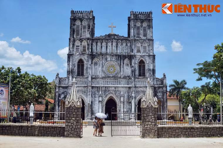 6. Nằm ở xã An Thạch, huyện Tuy An, cách thành phố Tuy Hòa (tỉnh Phú Yên) khoảng 35 km, nhà thờ Mằng Lăng là một trong những nhà thờ lâu đời nhất và nổi tiếng nhất Việt Nam.