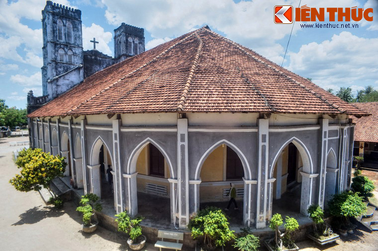 Theo sử sách, nhà thờ được linh mục Joseph de La Cassagne (thường gọi là Cố Xuân) cho khởi công xây dựng vào năm 1892. Phải 15 năm sau công trình mới được khánh thành.