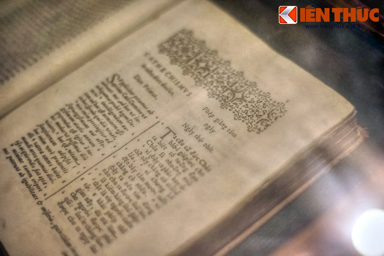 Không chỉ gây ấn tượng với kiến trúc cổ xưa, nhà thờ Mằng Lăng còn là nơi lưu giữ cuốn sách chữ quốc ngữ đầu tiên của Việt Nam - phép giảng tám ngày của linh mục Alexandre de Rhodes, được in năm 1651 tại Roma, Italia.