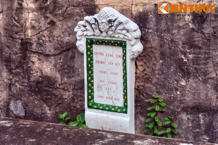 Sau sập có bia mộ được khắc chữ quốc ngữ "Trương Công Công - Trương Tấn Bửu - Trung Quân - Phó Tướng - Thọ - Long Văn Hầu". Bia này được làm về sau.