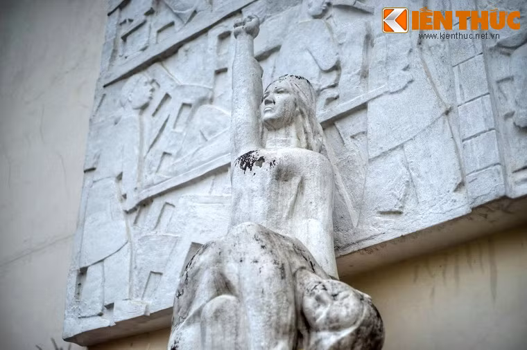 Dù bị hủy hoại nặng nề, chỉ sau 5 ngày khắc phục hậu quả, ổn định tổ chức, cán bộ toàn bệnh viện đã tiếp tục công tác cấp cứu nạn nhân bị thương nặng do bom Mỹ ném xuống Khâm Thiên và các khu vực khác ở Hà Nội trong những ngày đêm sau đó.