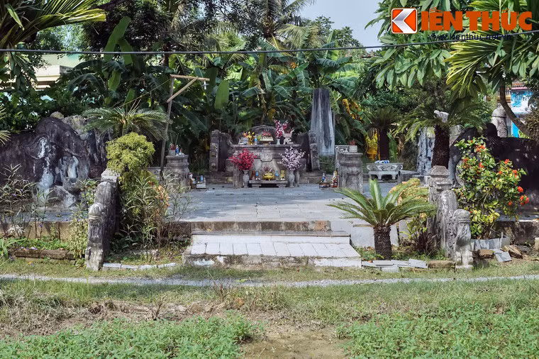 Lăng là nơi thờ quận Mãn Lê Trung Nghĩa (? - 1786), một nhân vật lịch sử có nhiều công trạng tại địa phương. Diện tích toàn khu lăng hiện nay rộng khoảng 500m2, trong đó lăng mộ chính nằm trên diện tích hơn 50m2.