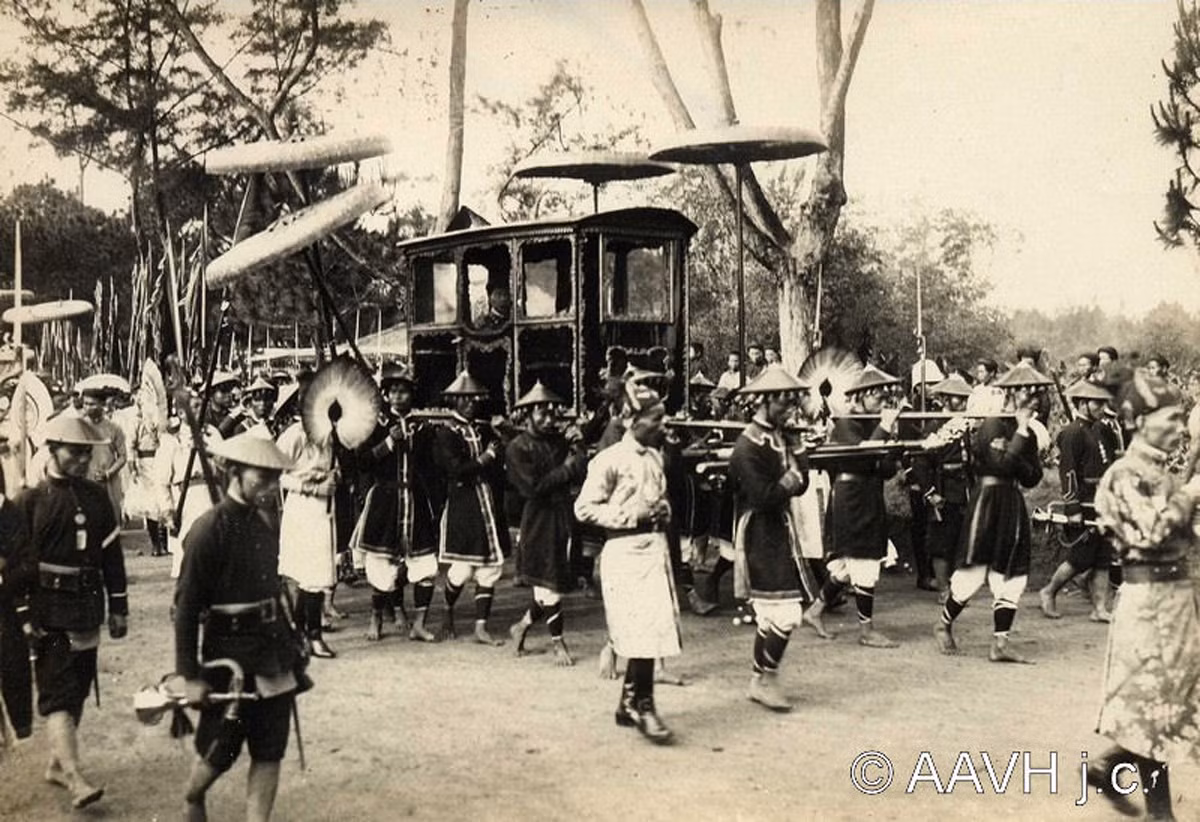 Cận cảnh kiệu vua. Có thể nhìn thấy khuôn mặt vua khải định sau ô cửa của kiệu.