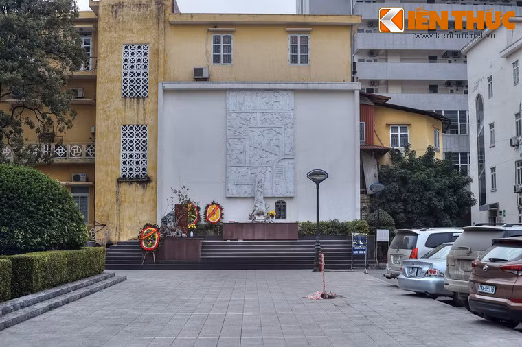 Bệnh viện Bạch Mai (78 Giải Phóng, Đống Đa, Hà Nội) là một trong những bệnh viện lớn nhất của Việt Nam. Trong khuôn viên bệnh viện có một đài tưởng niệm các thầy thuốc Việt Nam đã hi sinh trong một sự kiện thảm khốc thời kháng chiến chống Mỹ.