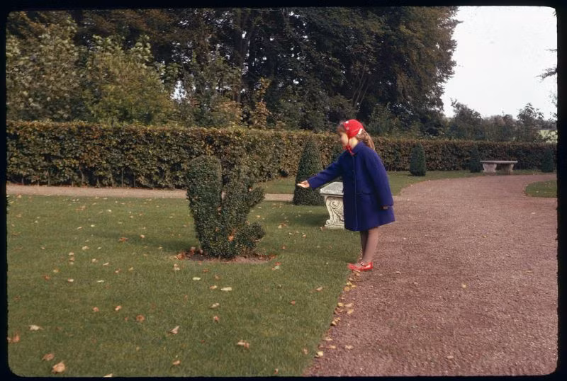 Cô bé trong khu vườn của lâu đài Egeskov. Ảnh: Vintag.