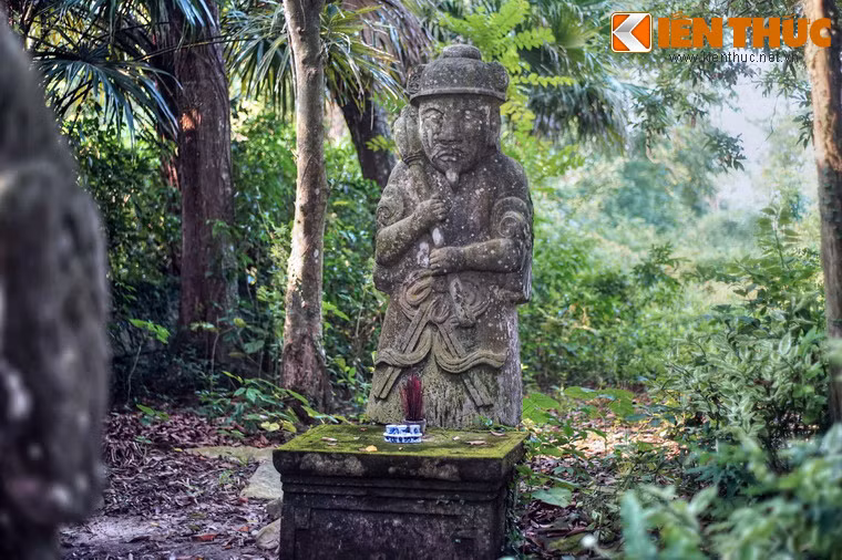 Tượng hộ pháp cao 1,9m. Đầu đội mũ vải, tay ôm chùy.