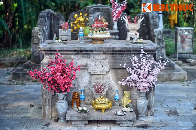 Bàn thờ trung tâm nằm ở khu vực chính giữa của lăng mộ, được tạc bằng đá nguyên khối dài gần 1m, rộng gần 0,5m.