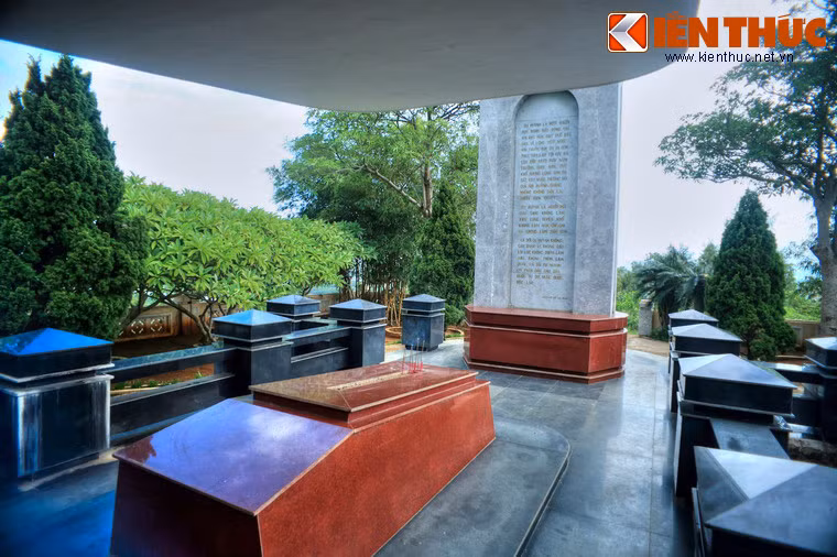 Ngày 21/5/1947, cụ lâm bệnh nặng và mất tại thôn Phú Bình, xã Hành Phong, huyện Nghĩa Hành, tỉnh Quảng Ngãi. Làm theo tâm nguyện của cụ, nhân dân đã an táng cụ trên đỉnh núi Thiên Ấn.