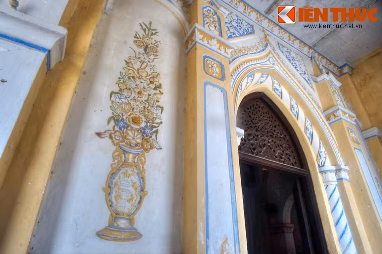 Tuy vậy, sự cầu kỳ trong trang trí mỹ thuật của nhà thờ Mằng Lăng là yếu tố ít nhà thờ nào khác sánh bằng.