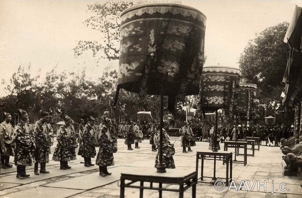 Các quan lại thực hiện nghi lễ đại bái trên sân Đại Triều Nghi trước điện Thái Hòa khi để mừng vua Bảo Đại đăng quang. Ảnh: AAVH.