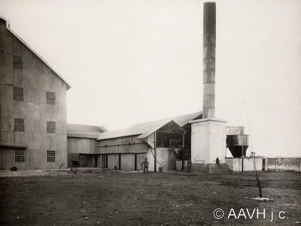 Nơi đặt nồi hơi của nhà máy với chiếc ống khói lớn. Ảnh: AAVH.