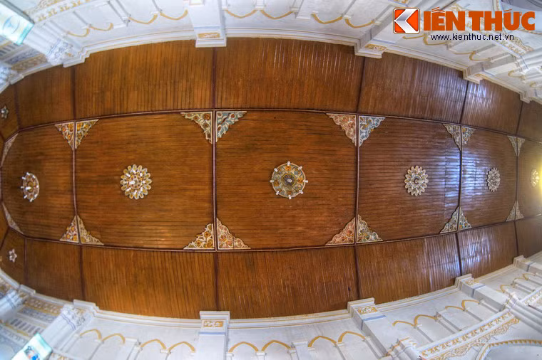 Riêng phần trần thánh đường không còn kiểu mái vòm Gothic cao vút mà là trần gỗ phẳng. Đó là do phần trần nguyên bản đã sập trong trận bão năm 1924 và được làm lại sau đó.