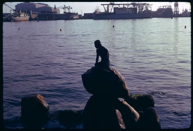 Tượng Nàng Tiên cá nổi tiếng thế giới tại cảng Copenhagen, thủ đô Đan Mạch năm 1966. Ảnh: Vintag.