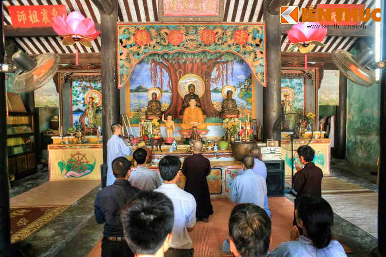 Bên trong chính điện treo nhiều bộ hoành phi và câu đối. Trung tâm chính điện là ba bức tượng Phật làm bằng gỗ lớn, tiếp đến là bức tượng Phật Thích Ca Mâu Ni trong bộ áo cà sa màu vàng đậm.