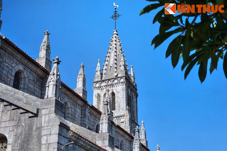 Nhà thờ có quy mô bề thế với điểm nhất là tháp chuông cao 28m. Trên đỉnh tháp có đặt một con gà được làm bằng hợp kim antimony có thể xoay theo chiều gió.