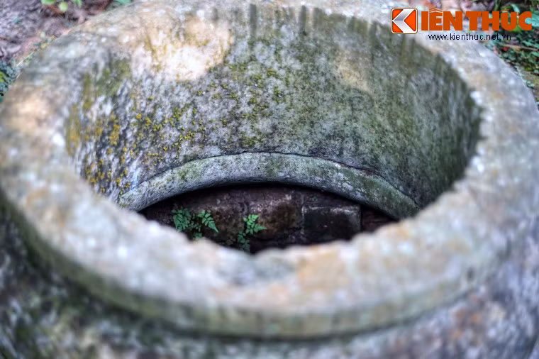 Miệng giếng có đường kính khoảng 60 cm, độ dày 5 cm.