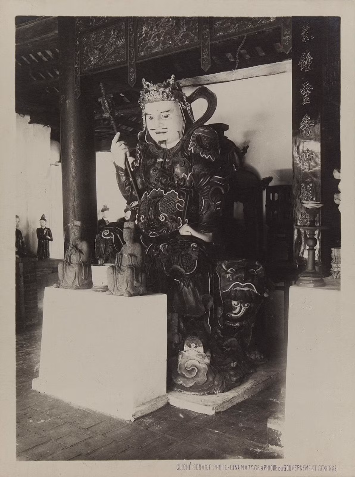 Tượng Hộ Pháp bên trong chùa Láng. Ảnh: Paris.fr.