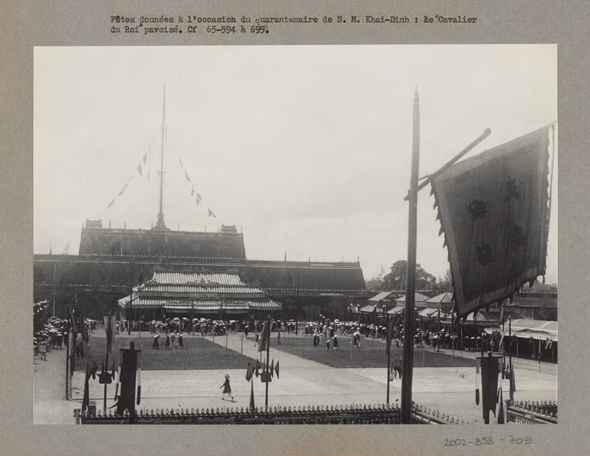 Khung cảnh tại khu triển lãm các lễ vật do quan lại và các địa phương dâng mừng vào dịp lễ Tứ tuần đại khánh của vua Khải Định.