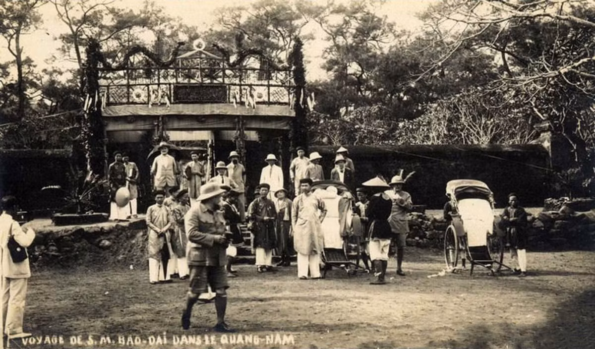 Vua Bảo Đại thăm viếng lăng mộ Hiếu Văn Hoàng hậu và Hiếu Chiêu Hoàng hậu ở làng Chiêm Sơn, xã Duy Trinh, huyện Duy Xuyên, Quảng Nam. Ảnh: Sogny-Marien.