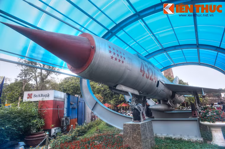 Máy bay MiG-21 số hiệu 4324 do Liên Xô sản xuất và viện trợ cho Việt Nam trong thời kỳ kháng chiến chống Mỹ, trước đây thuộc biên chế Trung đoàn không quân 921, Sư đoàn không quân 371 của Quân chủng Phòng không - Không quân.