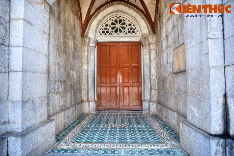 Cổng chính ở mặt trước nhà thờ.