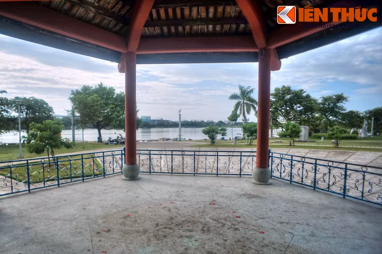 Trên sân khấu nghệ thuật này, khán giả Huế đã lần đầu tiên tiếp xúc với tác phẩm của các nhạc sĩ cổ điển lừng danh thế giới, như Chopin, Mozart, Schubert… cùng những bài hát “nhạc Tây, lời ta” đầu tiên.