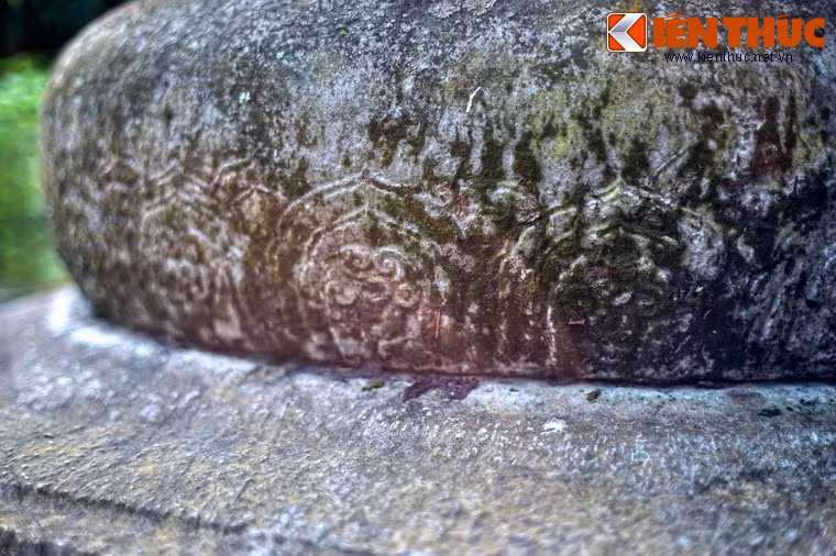 Phần dưới cổ giếng được chạm hình cánh sen hai lớp khá tinh xảo.