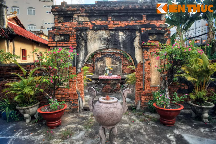 Cửa mộ được xây kiểu vòm với hai mái, cao khoảng 3m, rộng 3,5m, gắn liền với tường thành ngoài.