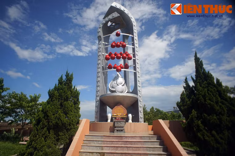 20 chiến sĩ của Trung đội Mai Quốc Ca lọt thỏm giữa vòng vây của địch đông hơn rất nhiều lần. Với tinh thần "1 thắng 100", các chiến sĩ giải phóng đã chiến đấu vô cùng anh dũng, kiên quyết bám trụ, đẩy lùi liên tiếp những đợt tiến công của địch từ nhiều phía.