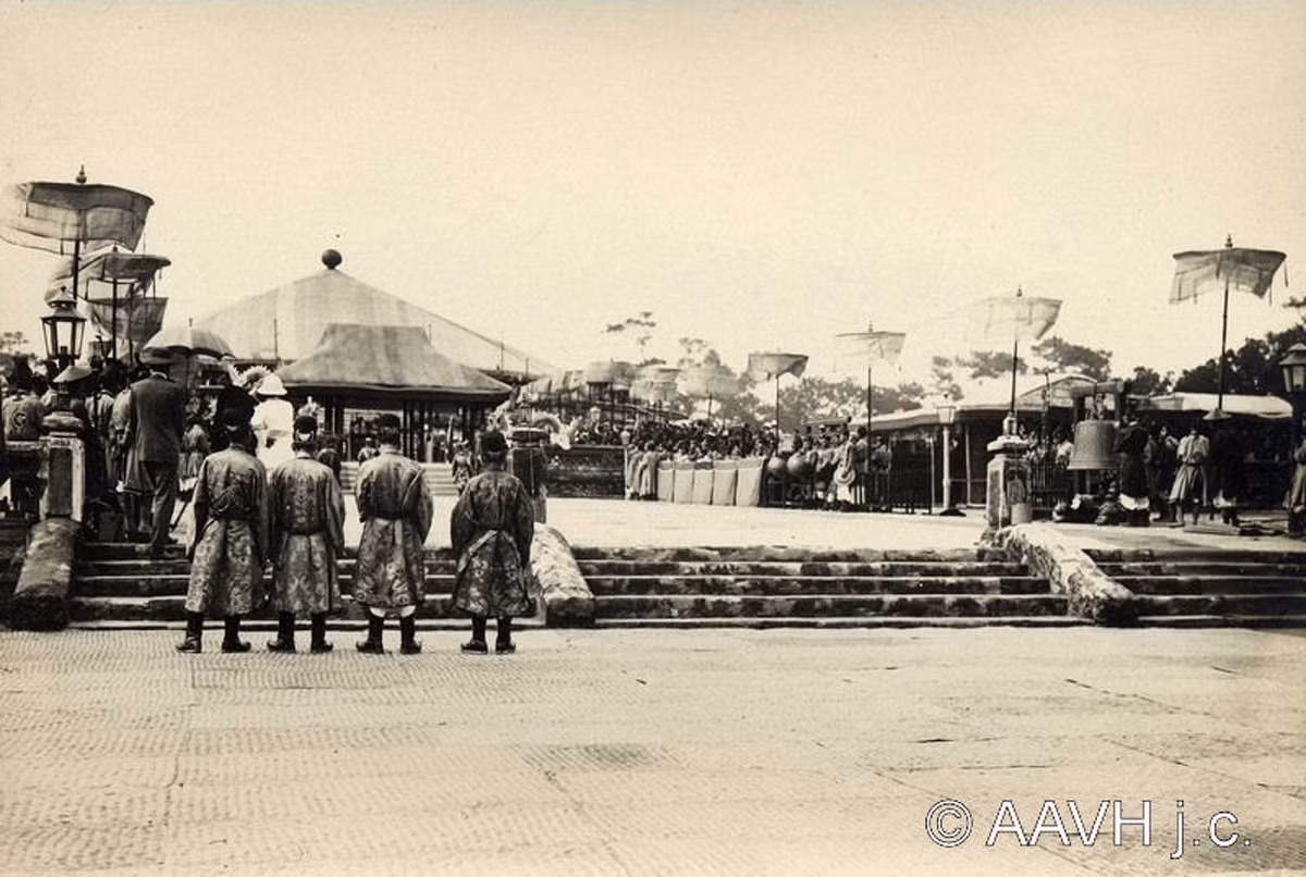 Lối lên sân tế.