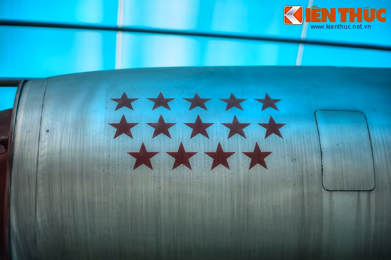 Chiến tích vẻ vang của "con én bạc" 4324 được thể hiện bằng 14 ngôi sao đỏ ở phần đầu máy bay.