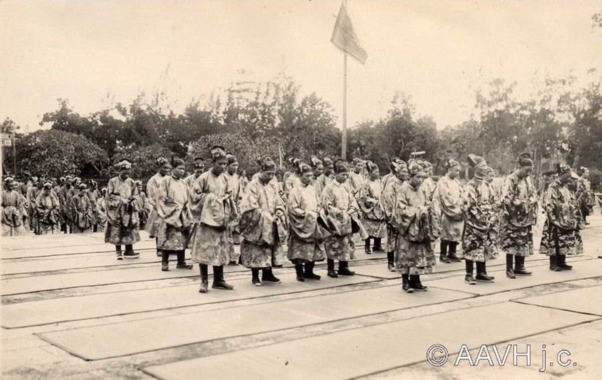 Các quan lại được sắp xếp chỗ đứng theo thứ bậc để thực hiện lễ đại bái. Ảnh: AAVH.