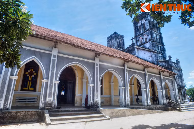 Bao bọc mặt tiền và hành lang là những khung hình mái vòm kiểu Gothic.