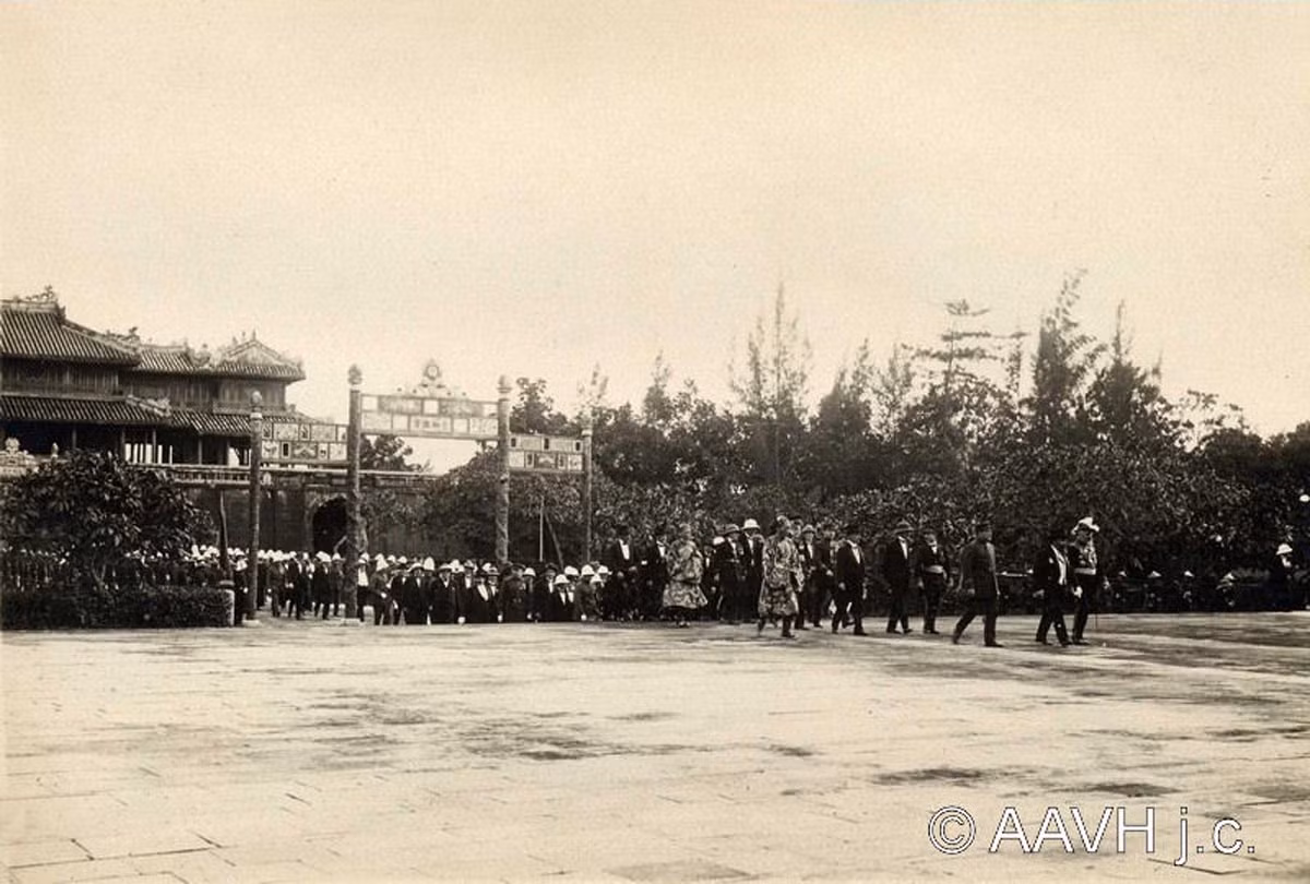 Quan khách từ Ngọ Môn đi qua cánh cổng đồng của cầu Trung Đạo để đến sân điện Thái Hòa mừng vua Bảo Đại đăng quang. Dẫn đầu là Toàn quyền Đông Dương Alexandre Varenne và Khâm sứ Trung Kỳ Pierre Pasquier. Ảnh: AAVH.