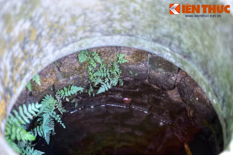 Sau nhiều thế kỷ tồn tại, lòng giếng vẫn đầy ắp nước.