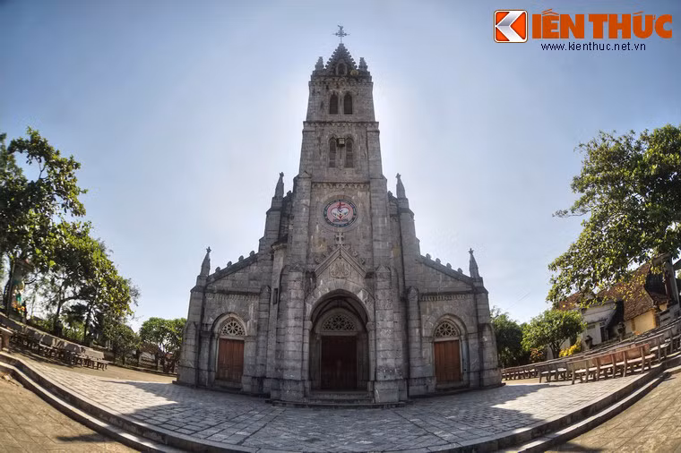 Không chỉ là nơi sinh hoạt tâm linh của giáo dân trong vùng, nơi đây còn là điểm tham quan nổi tiếng của địa phương.