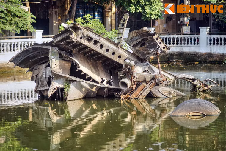 Sau gần nửa thế kỷ, "pháo đài bay" năm nào vẫn nổi lên giữa lòng hồ Hữu Tiệp trong hình hài của một đống đổ vỡ khổng lồ bằng kim loại.