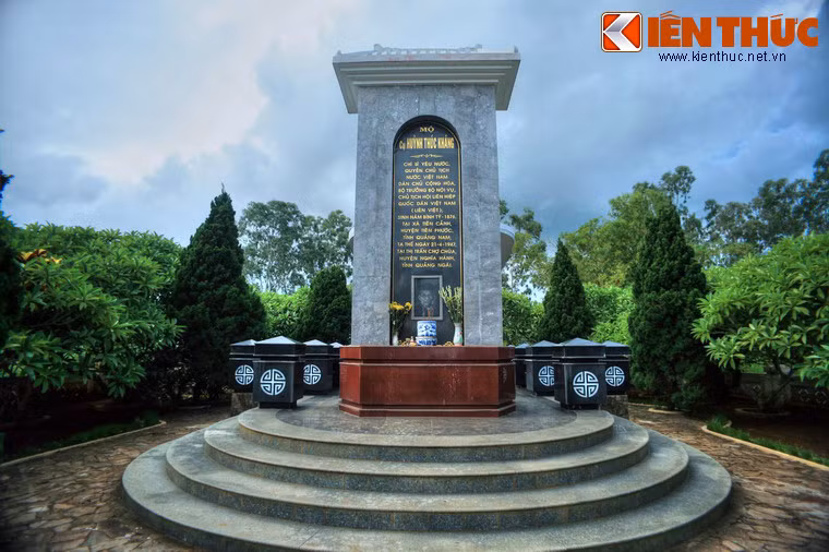 Trước mộ có bàn thờ liền kề một đài bia cao vút. Mặt trước bia ghi lại đôi nét về thân thế sự nghiệp cụ Huỳnh Thúc Kháng.