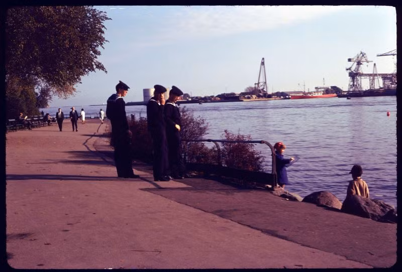 Những người thủy thủ nhìn cô bé đang vẽ phác họa tượng Nàng Tiên cá ở cảng Copenhagen. Ảnh: Vintag.