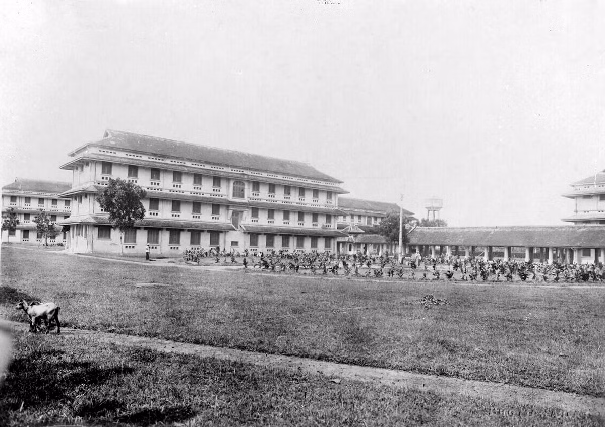 Tòa nhà khu nội trú nằm bên sân vận động. Ảnh tư liệu.