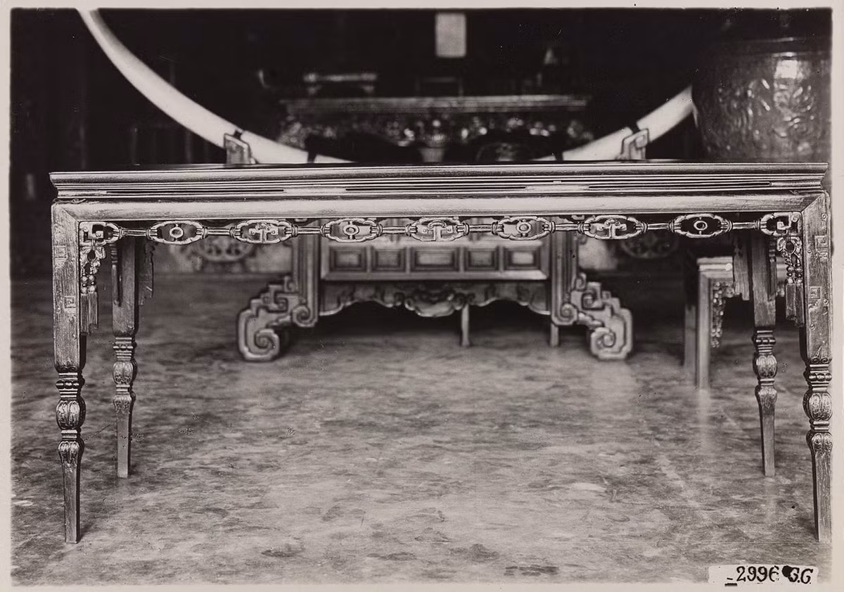 Đồ nội thất trong bảo tàng Khải Định ở Huế (nay là Bảo tàng Cổ vật Cung đình Huế). Ảnh: Paris.fr.