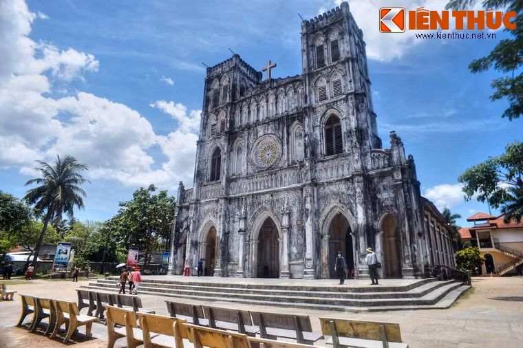 Do lượng người đến nhà thờ hành lễ rất đông, các dãy ghế đã đã được đặt trước sân nhà thờ để phục vụ người đi lễ.