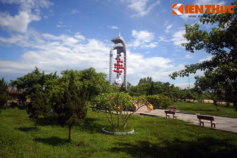 Trước cảnh tượng đau lòng đó, nhiều nông dân ở thôn Nhan Biều, thôn An Đông đã đấu tranh để giành lại thi hài các anh. Cuộc đấu tranh kéo dài suốt một ngày đêm nhưng vẫn không mang lại kết quả. Chuyện lan truyền ngày càng rộng, khiến quần chúng phẫn nộ kéo đến cầu Quảng Trị ngày càng đông.