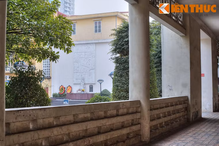 Sau trận ném bom ngày 22/12, vào sáng 27/12/1972, máy bay Mỹ đã bắn một quả tên lửa và ném một quả bom cỡ lớn vào giữa khu vực trung tâm của bệnh viện, phá hủy Phòng Điều trị bệnh tim-mạch, bệnh tiêu hóa, bệnh hô hấp, bệnh thận, Phòng Hậu phẫu, Khoa Sản - Phụ, Phòng đẻ, Phòng mổ, Phòng Điều trị trẻ em...