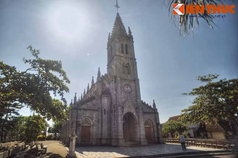 Vật liệu chính để xây nhà thờ đá Bảo Nham là đá Thanh được khai thác từ đá núi Lam Sơn ở Thanh Hóa. Các tảng đá được những người thợ xây cắt xé và ghép rất chính xác.