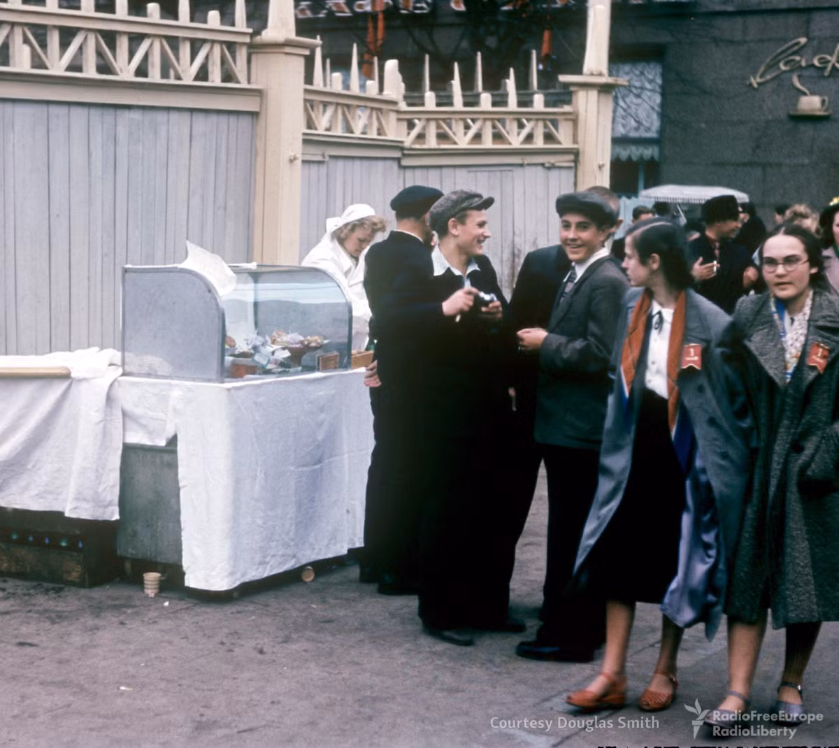 Quầy bánh mỳ trên đường Mùng 1 tháng 5. Ảnh: Russiatrek.org.