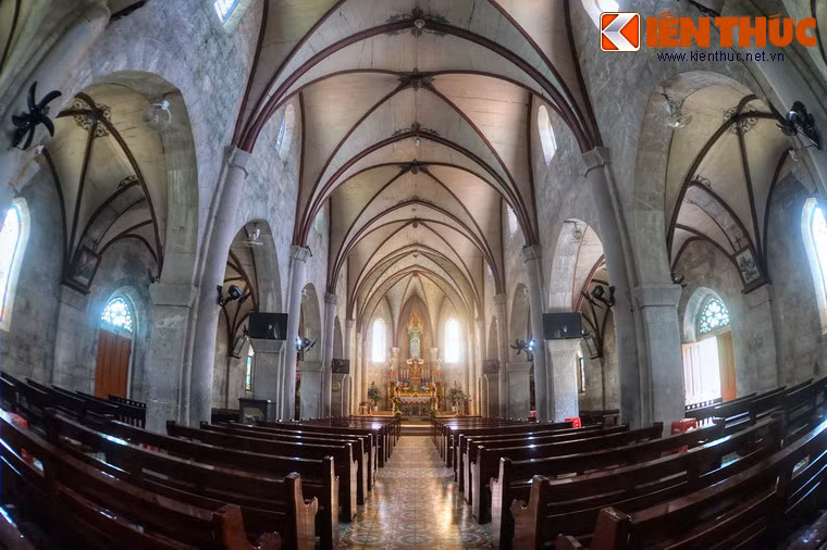 Không gian bên trong thánh đường rộng rãi và trang nghiêm.